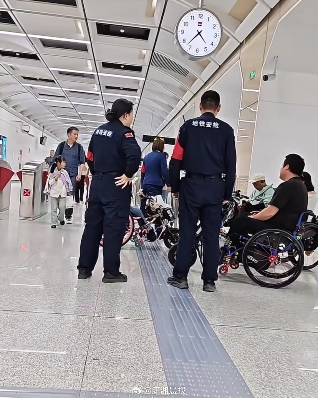 【#女子称7人乘电动轮椅进地铁遇阻#，#女子称地铁检查轮椅合格证近1小时#，西安