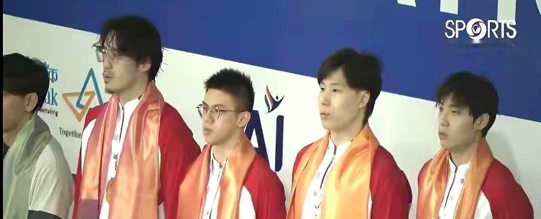 中国游泳队现在确实厉害，金牌拿到手软。
可国外有些人，嘴巴就是酸溜溜的，非说我们