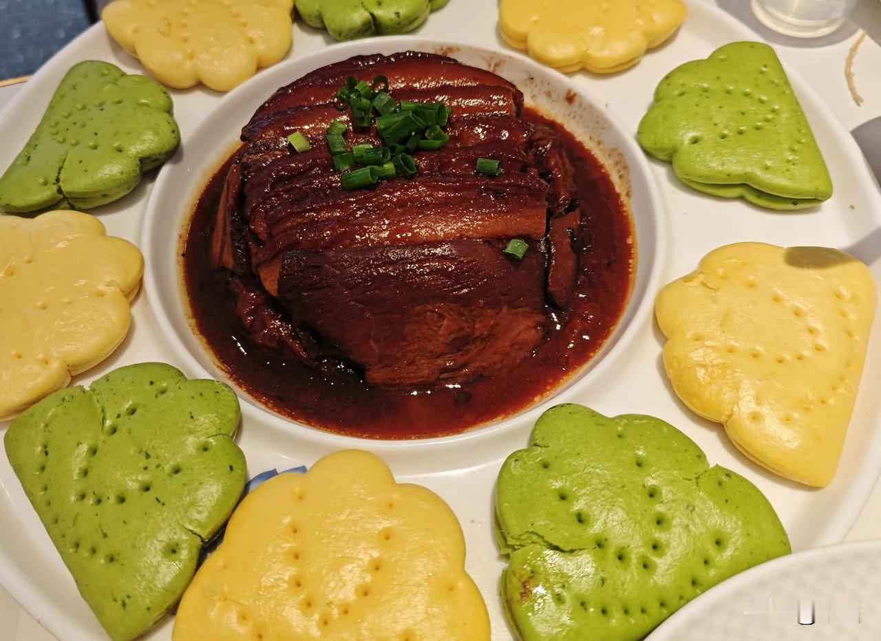 过年给婆婆过生日，

一家人下馆子。

菜端上来，头一道就是梅菜扣肉——五花肉切