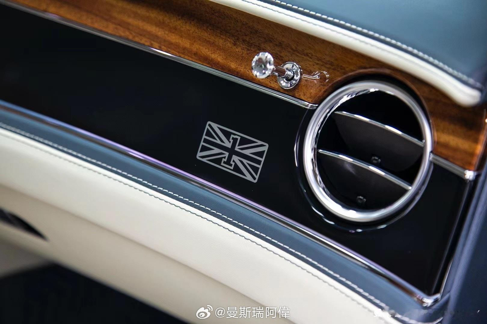 今日北京店内作业--宾利飞驰 【内饰清洗】浅色内饰清洗前后对比 太出效果了[干饭