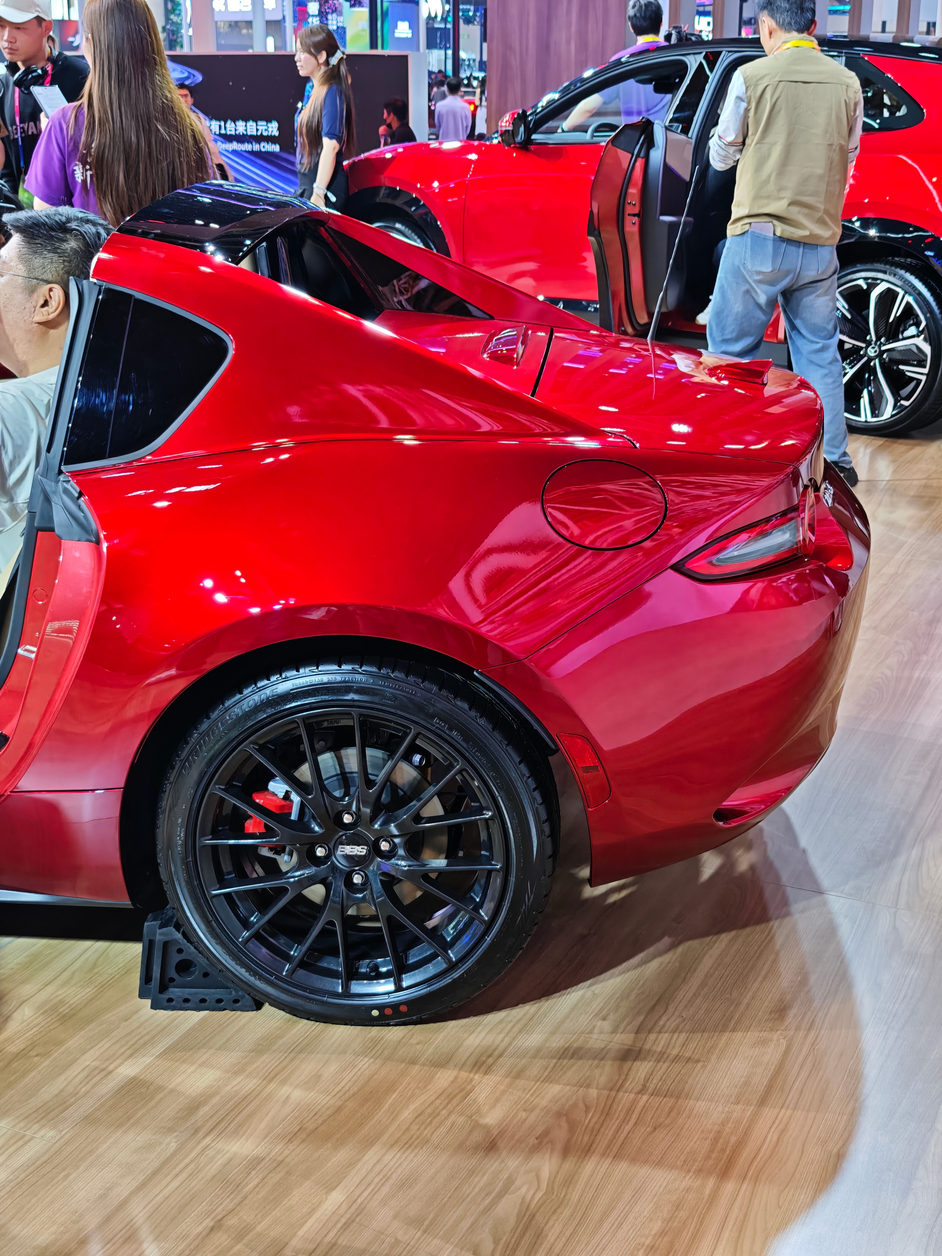 小孩哥在鲜红的马自达MX-5里坐了很久，非常美好的一幅画面MX-5太漂亮了！20