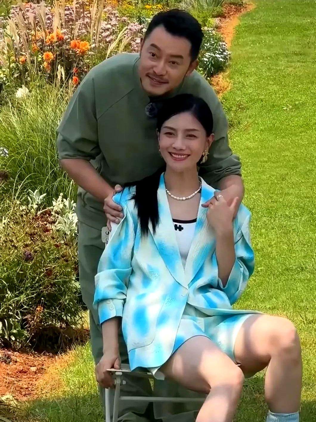 为什么沙溢常驻跑男？
他这是在外面拼命给两个在英国读书的儿子挣学费，一个人一年上