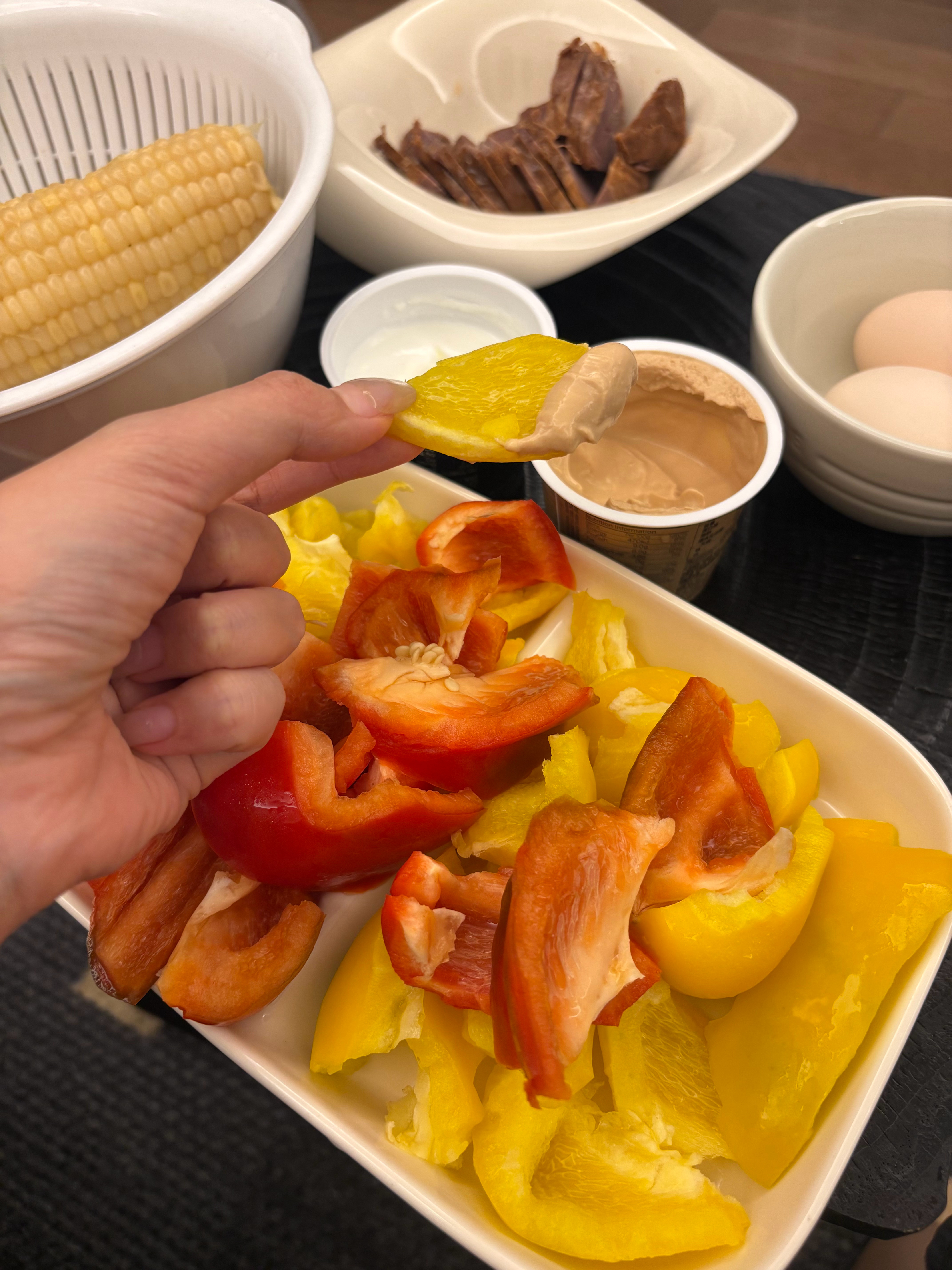 给大家推荐这个超健康的看电视零食组合，彩椒蘸酸奶！甜丝丝的奶香味，清爽健康，专治