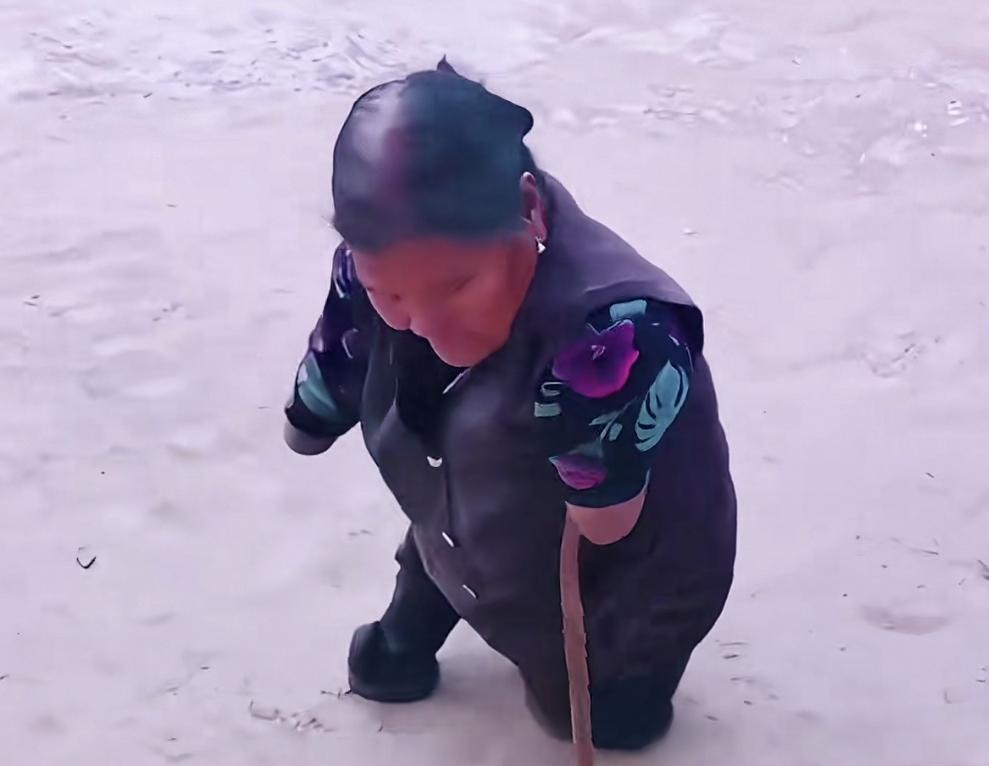 她天生没有四肢
27岁嫁给了村里最穷的男人 
丈夫外出谋生， 她撑起这个家 ，别