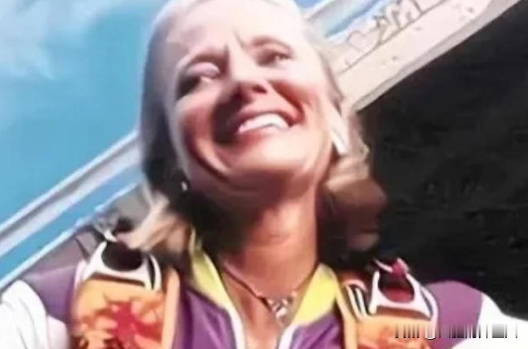 1999年，美国一女子从4400米的高空跳伞，突然发现伞包打不开，她绝望的闭上双