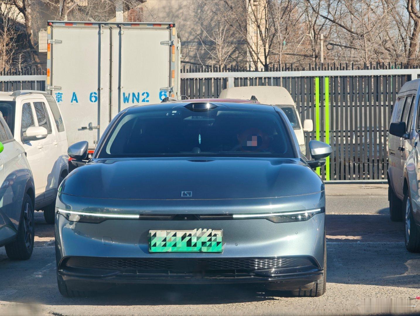 偶遇一台没有选装灯幕版本的极氪007前脸不戴墨镜🕶️其实也挺好看的