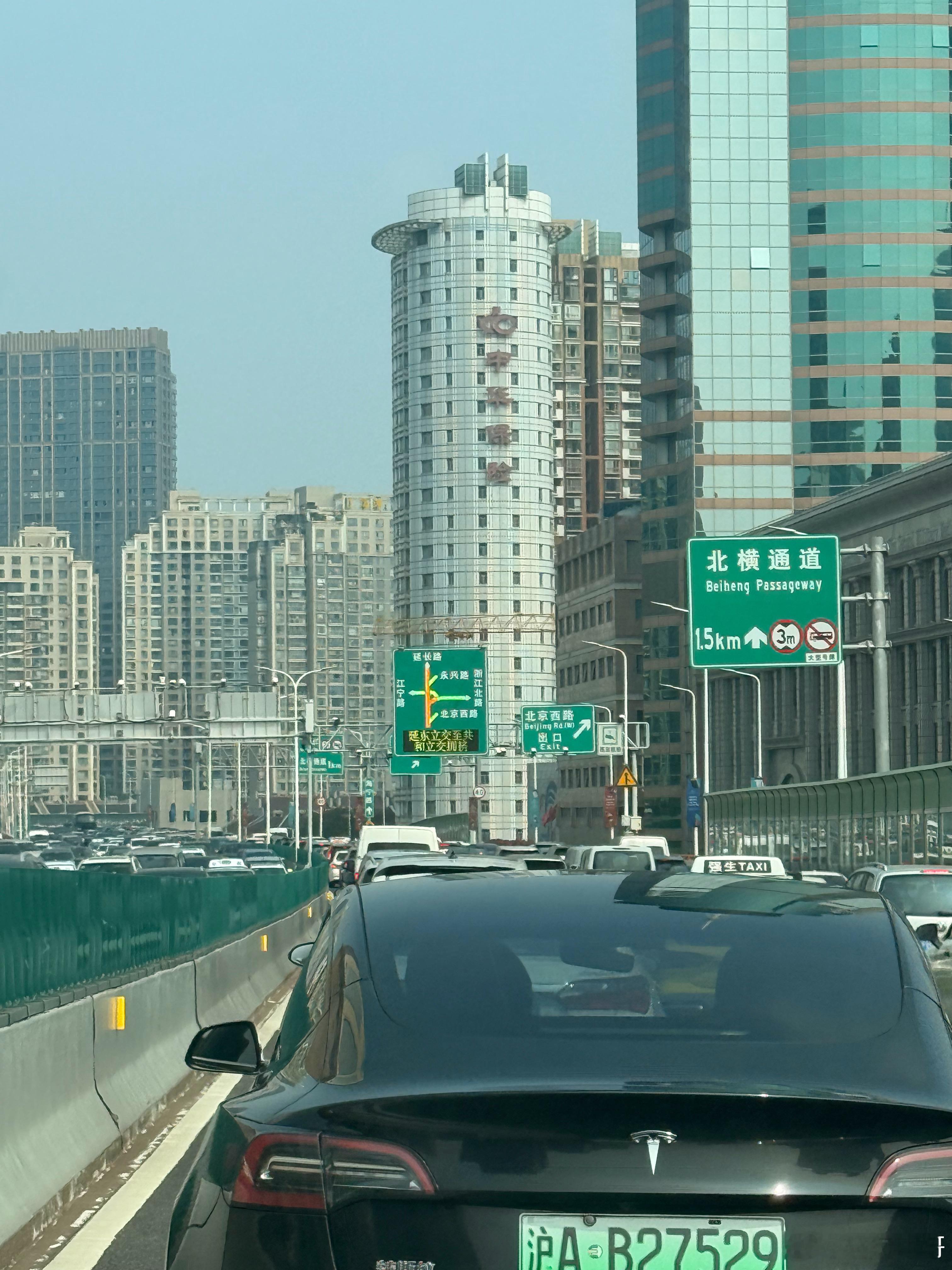 中秋假期第二天，朋友圈都在晒景点和月饼，我却在盯盘后的全球市场。很多人觉得放假了