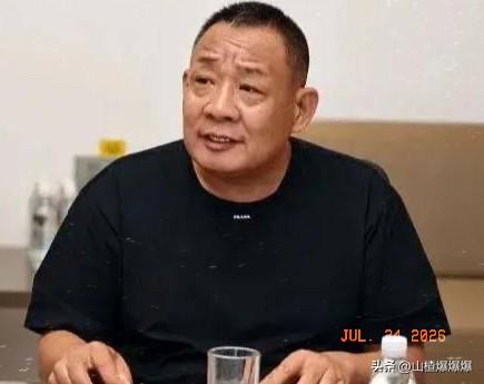 于东来也是真敢写，
半夜连发11条动态，
直接给职场借钱这事儿定了性：禁止员工私