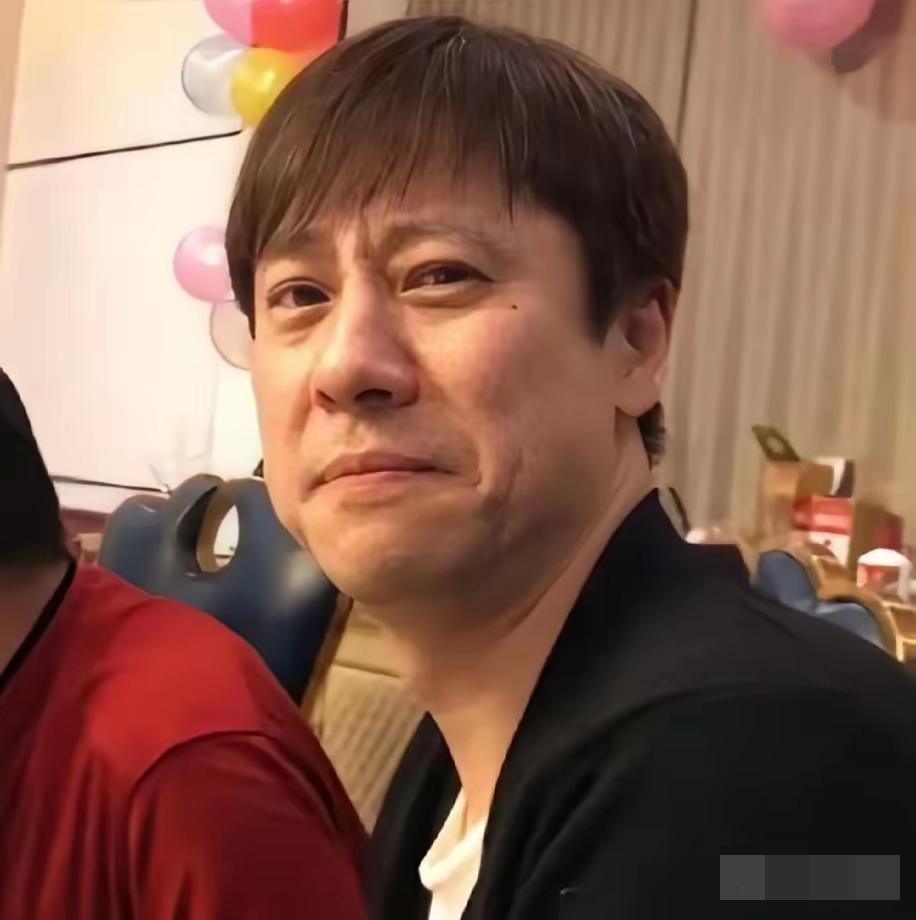 曾经的当红歌手，风向标，当年长得又飒又酷，小时候看他唱跳跟我来，百看不厌，帅呆了
