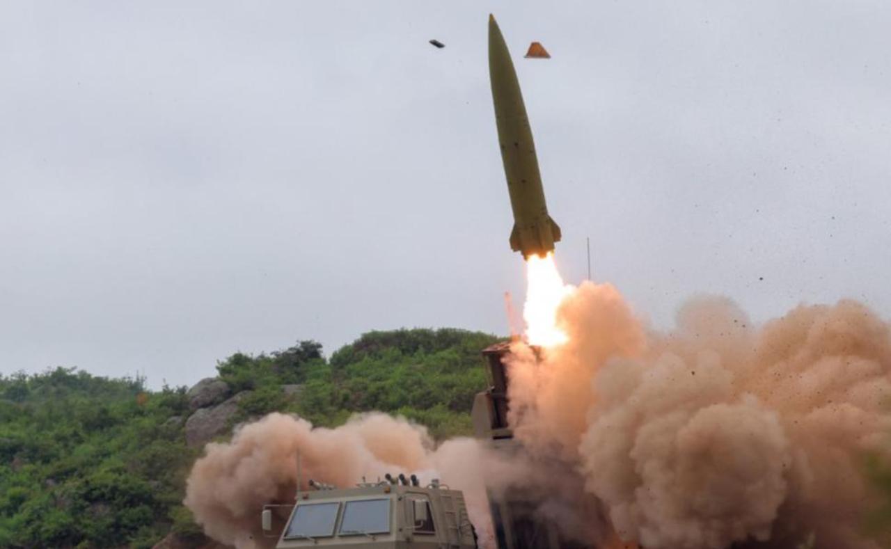 5月26日，朝鲜在平安北道定州市一带实施多类型武器联合试射，涵盖近程弹道导弹、制