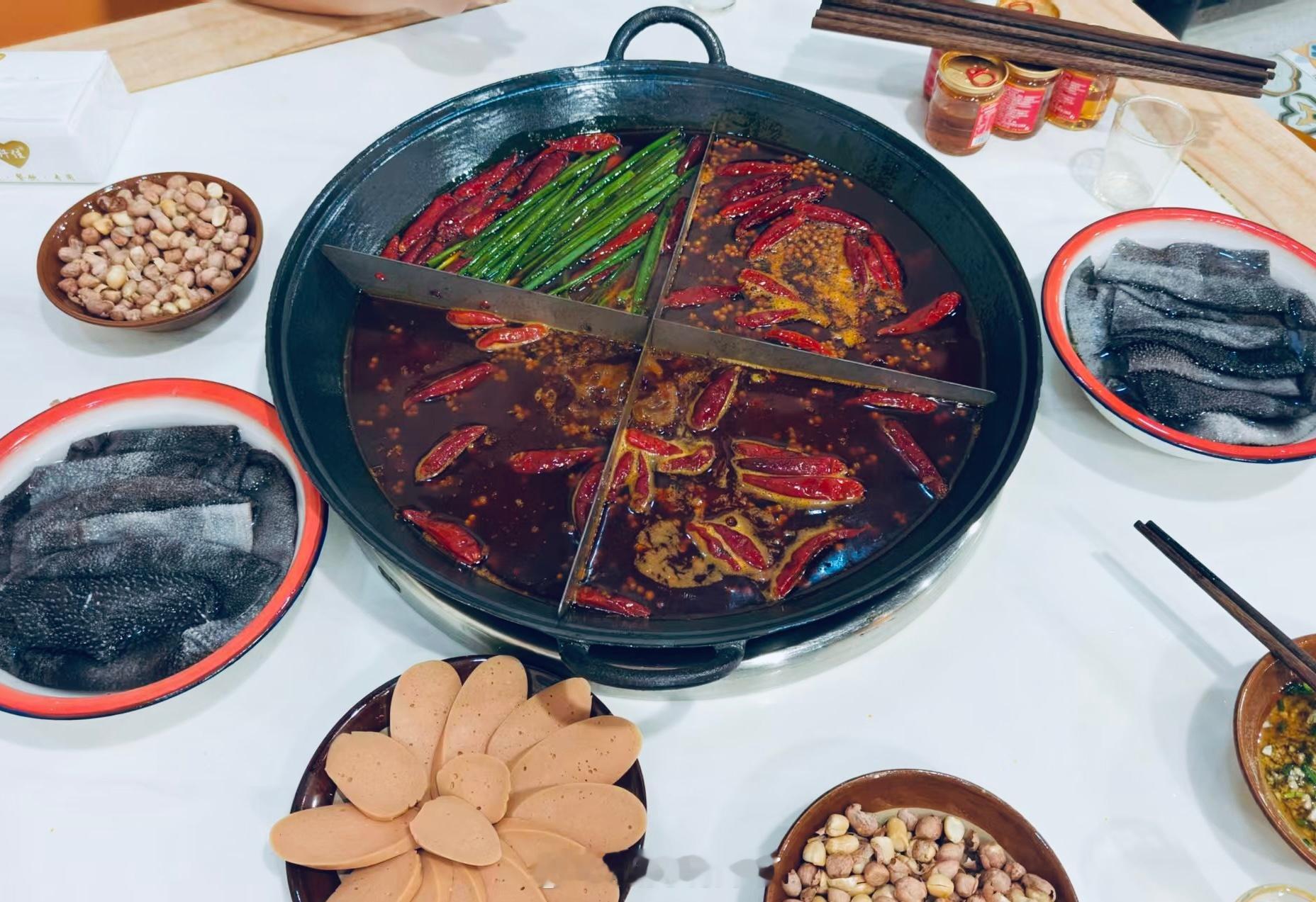 兄弟们我还没来怎么就倒锅里了41度的高温配火锅也不错哦 