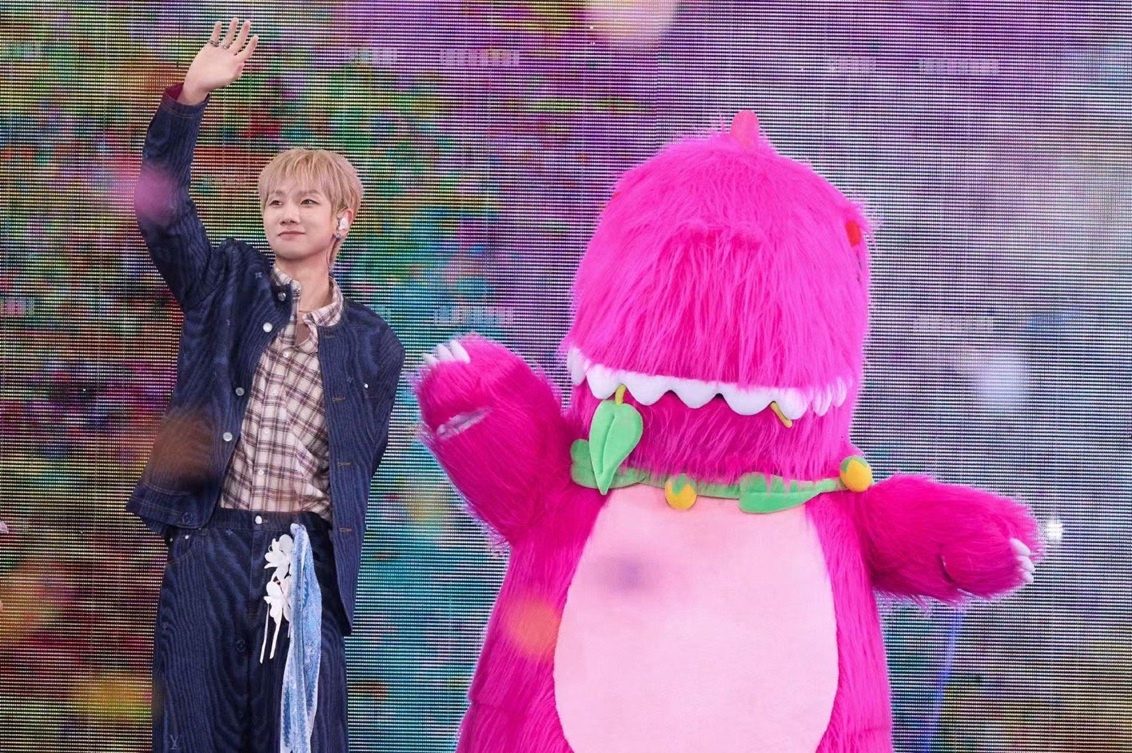 汪苏泷希望大家不要提前冲出来 汪苏泷说“先把年轮听完”，不是不想握手，是怕大家受