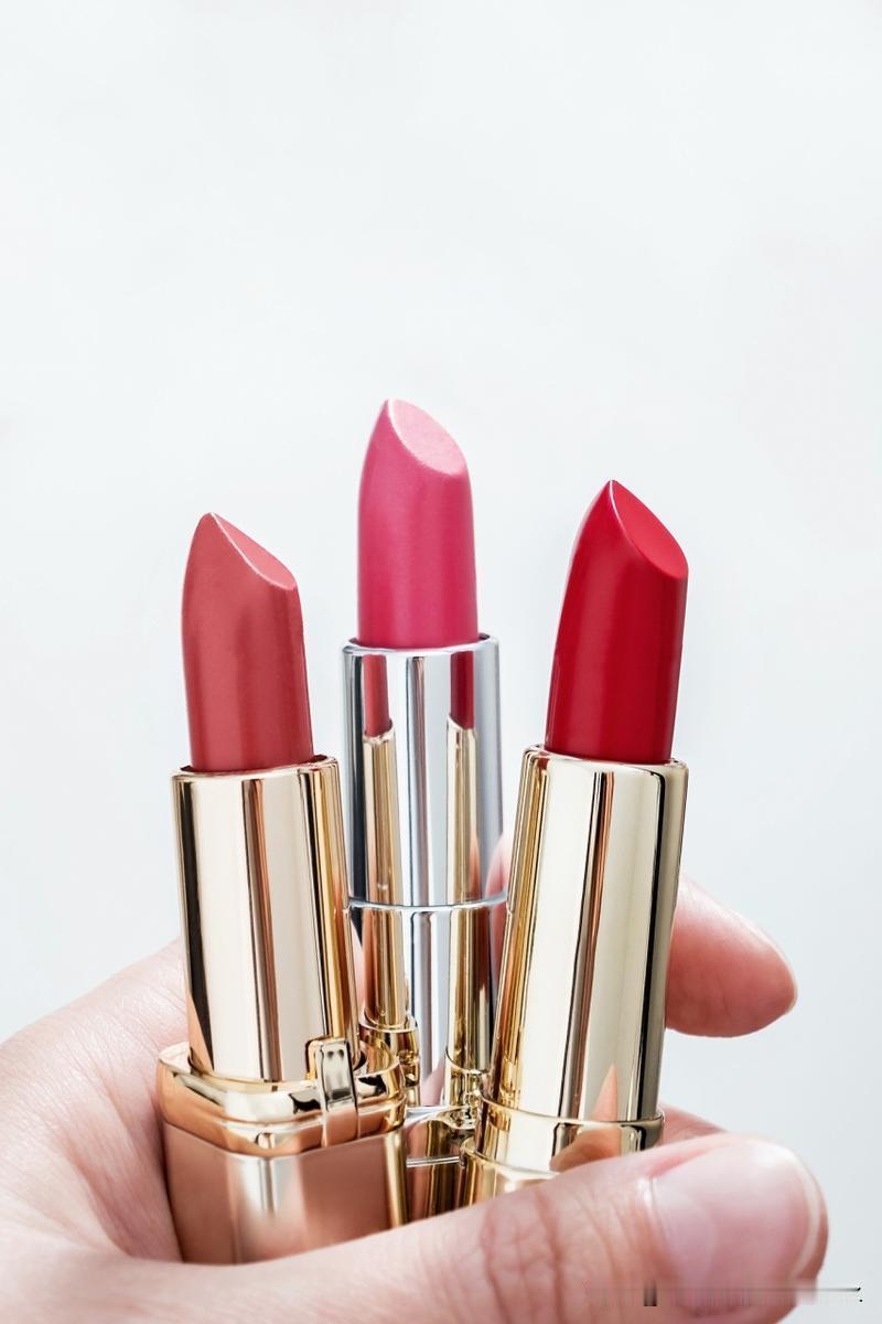 无论是年轻女孩，还是正当年的少妇，或者中年老女人，爱美的她们没人拒绝口红。

在