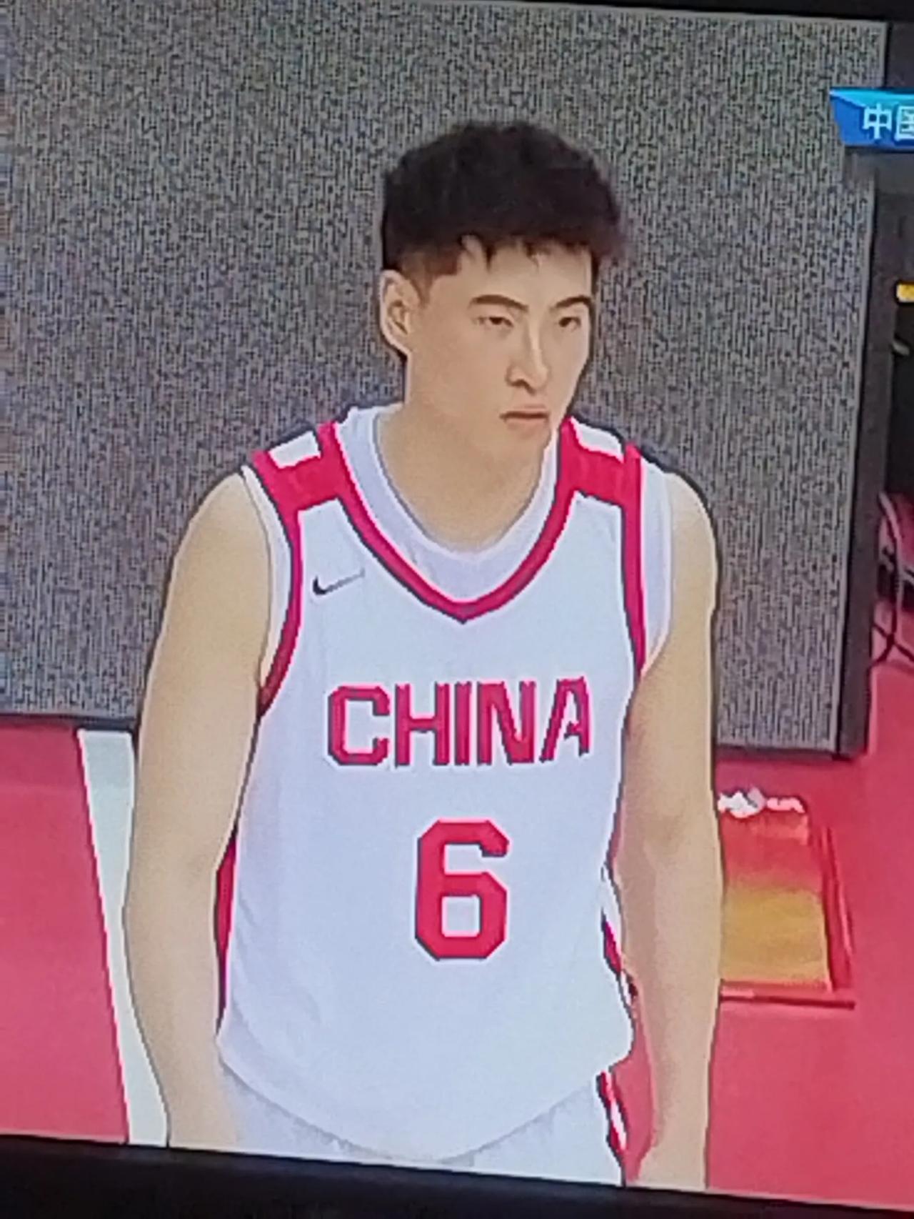 今晚中国男篮90:70大胜波黑男篮，取得热身赛的第3场胜利。中国男篮五人得分上双