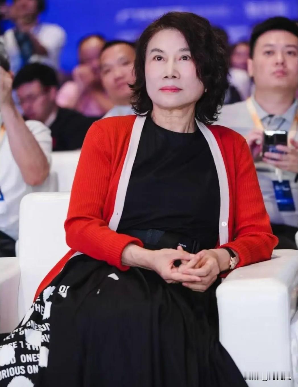 一句普通的话

却意外暴露了董明珠作为企业家的良心，她最近在一场开业现场中说：