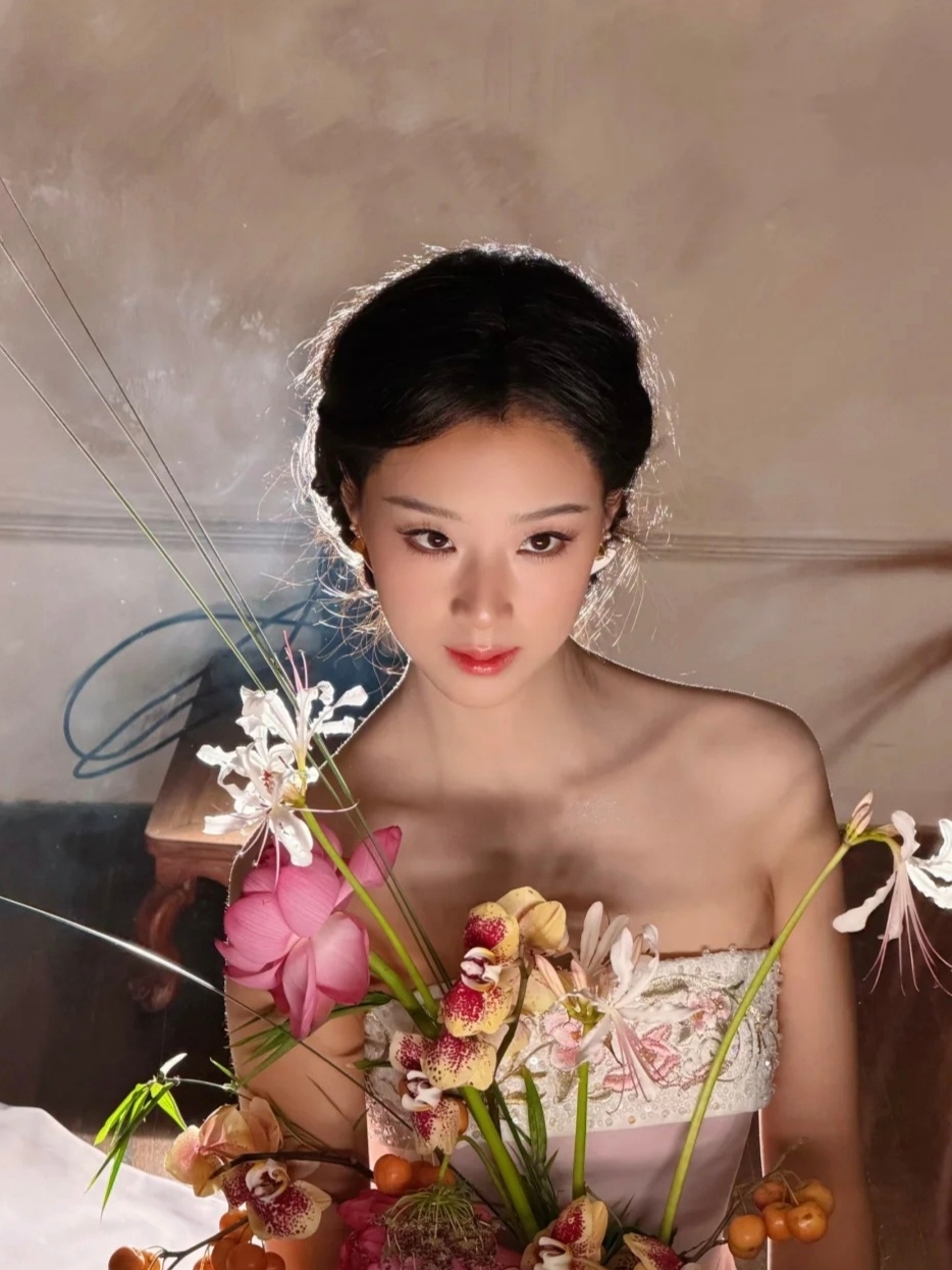 王小亿粉瓷美人王小亿哪里来的古风女子谁懂啊！王小亿这套古风妆造太绝，斜簪玉兰发髻