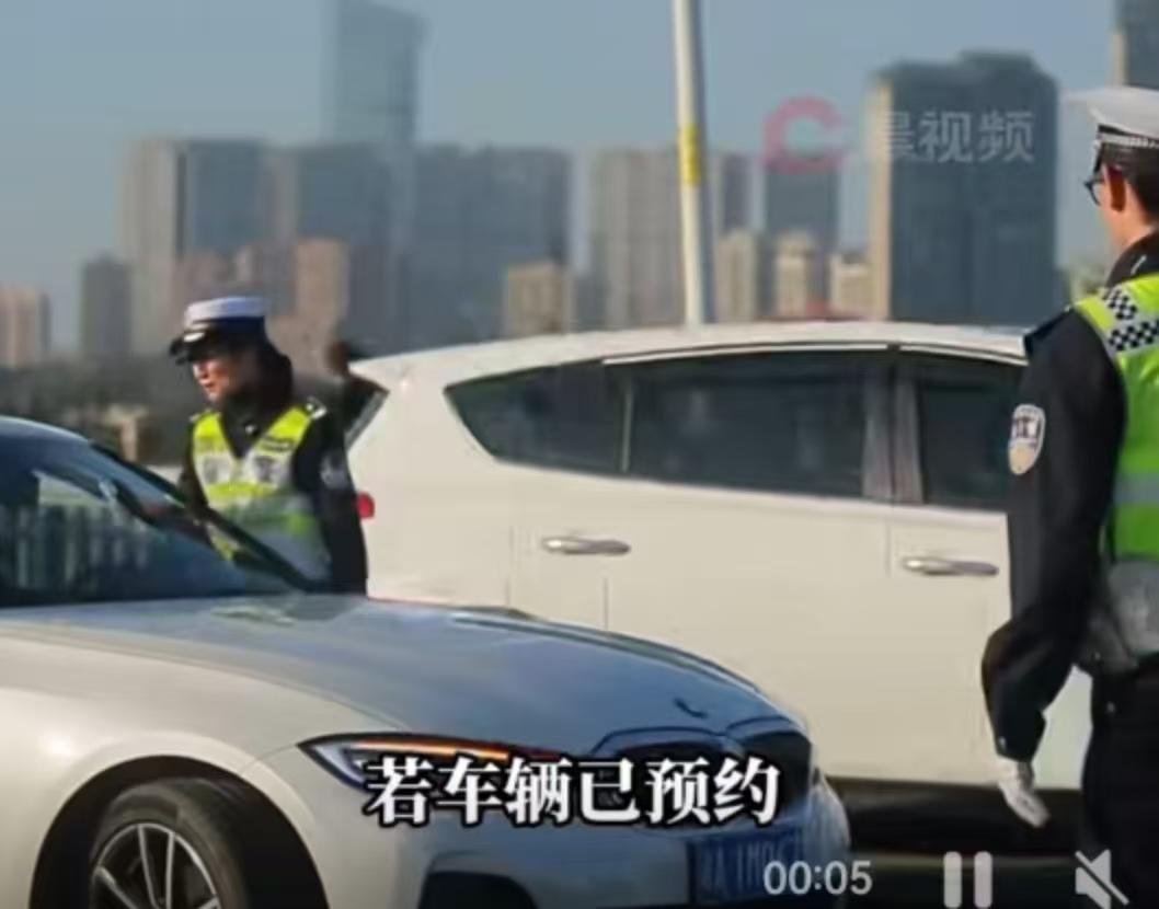 2024年12月13日的长沙，冬日的寒风里多了一丝科技暖意。长沙交警的几位一线警