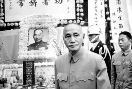 1962年2月10日，蒋介石探望病重的胡宗南，胡宗南泪流满面，说：“这里（台湾）
