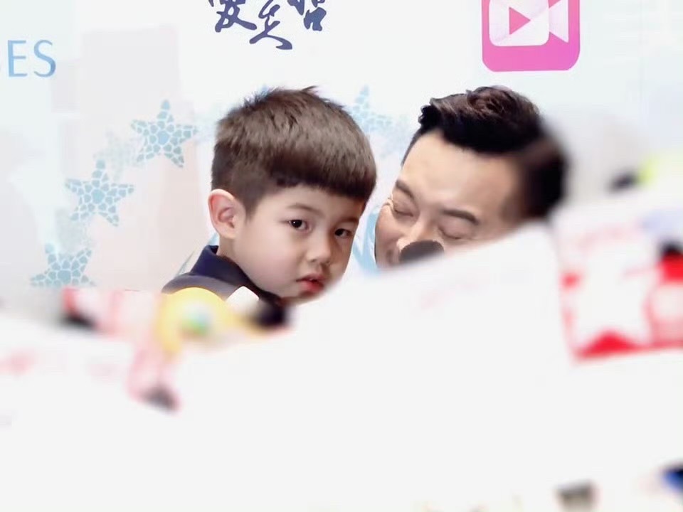 胡可大儿子又高又白有爸妈这颜值 孩子颜值绝对没问题～ 