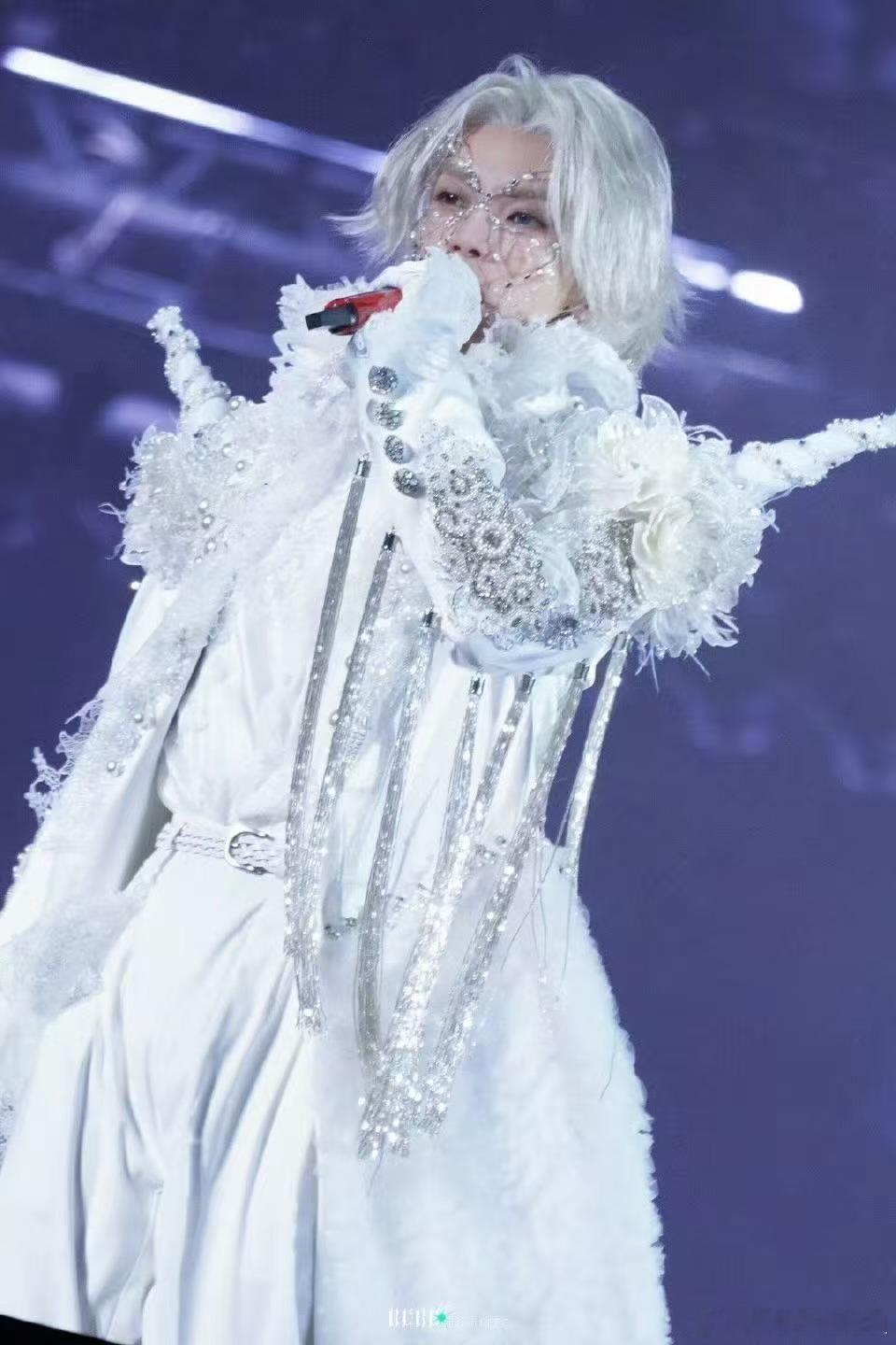 华晨宇蝴蝶脸链 看直拍的时候完全被这个细节吸引住了。蝴蝶翅膀随着他的呼吸仿佛在颤