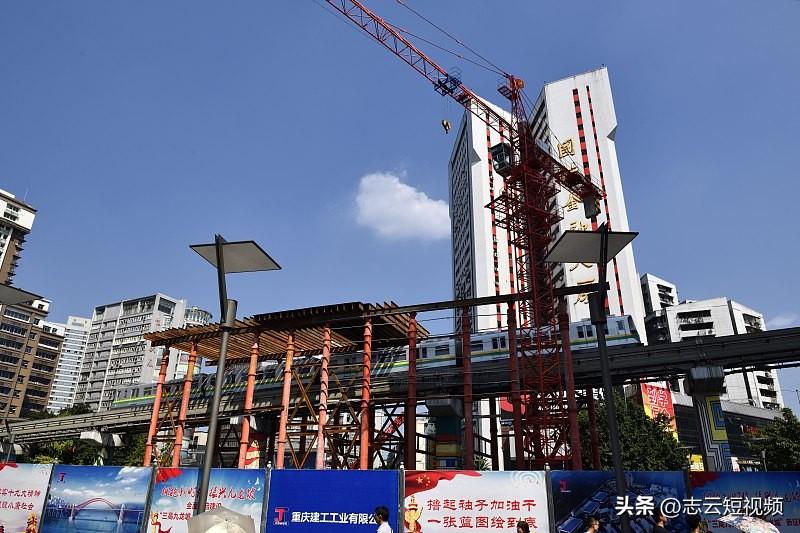 走进在建的重庆15号线换乘站，读懂城市发展的汗水
路过还在施工的15号线换乘站点