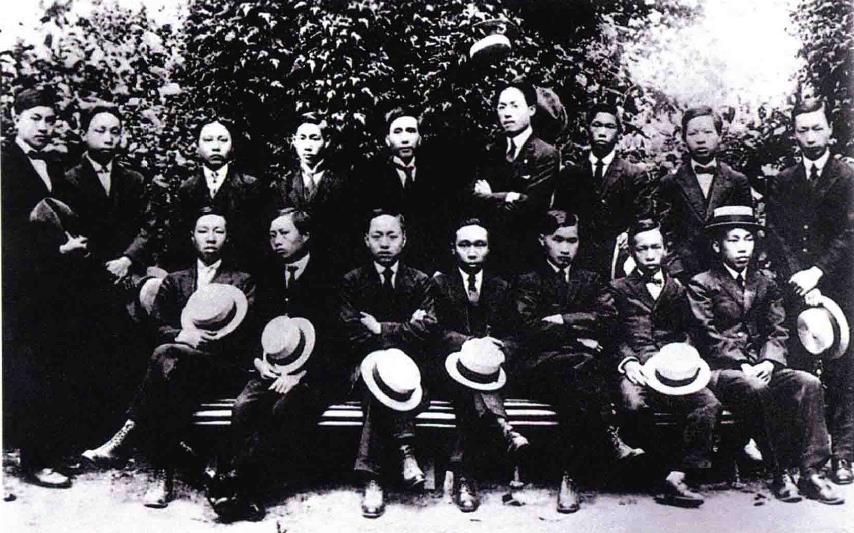 1920年在法国蒙达尼橡胶厂做工的部分四川籍勤工俭学学生合影(后排右一为聂荣臻)