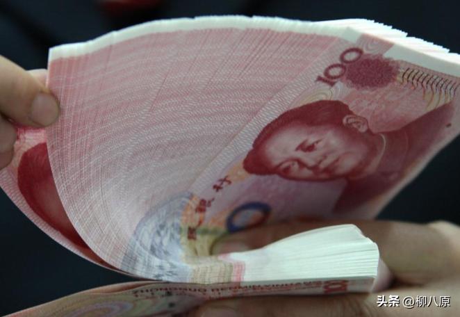 我国的中等收入群体人数超过了4亿人，也就是每三个人中就有一个人是中等收入，那么每