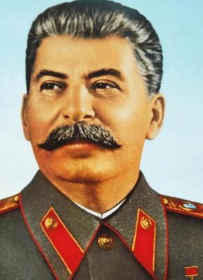 1961年，斯大林坟墓被挖开，军官们将其从水晶棺中抬了出来，迅速剥去他军服上的金