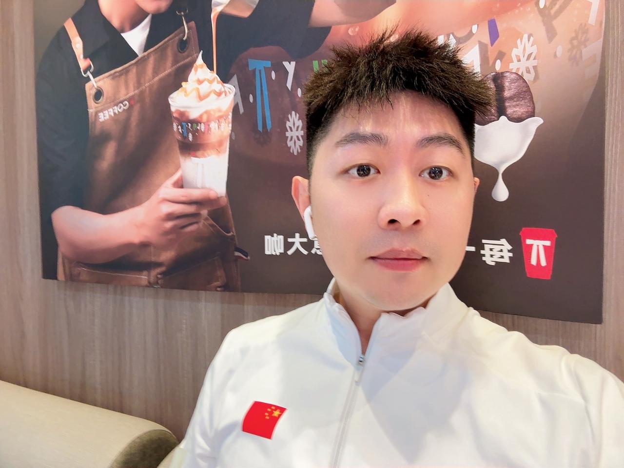 完了，豆包直接让我躺平了。提示词：

超写实影棚肖像，一位男性优雅地斜倚在椅子靠