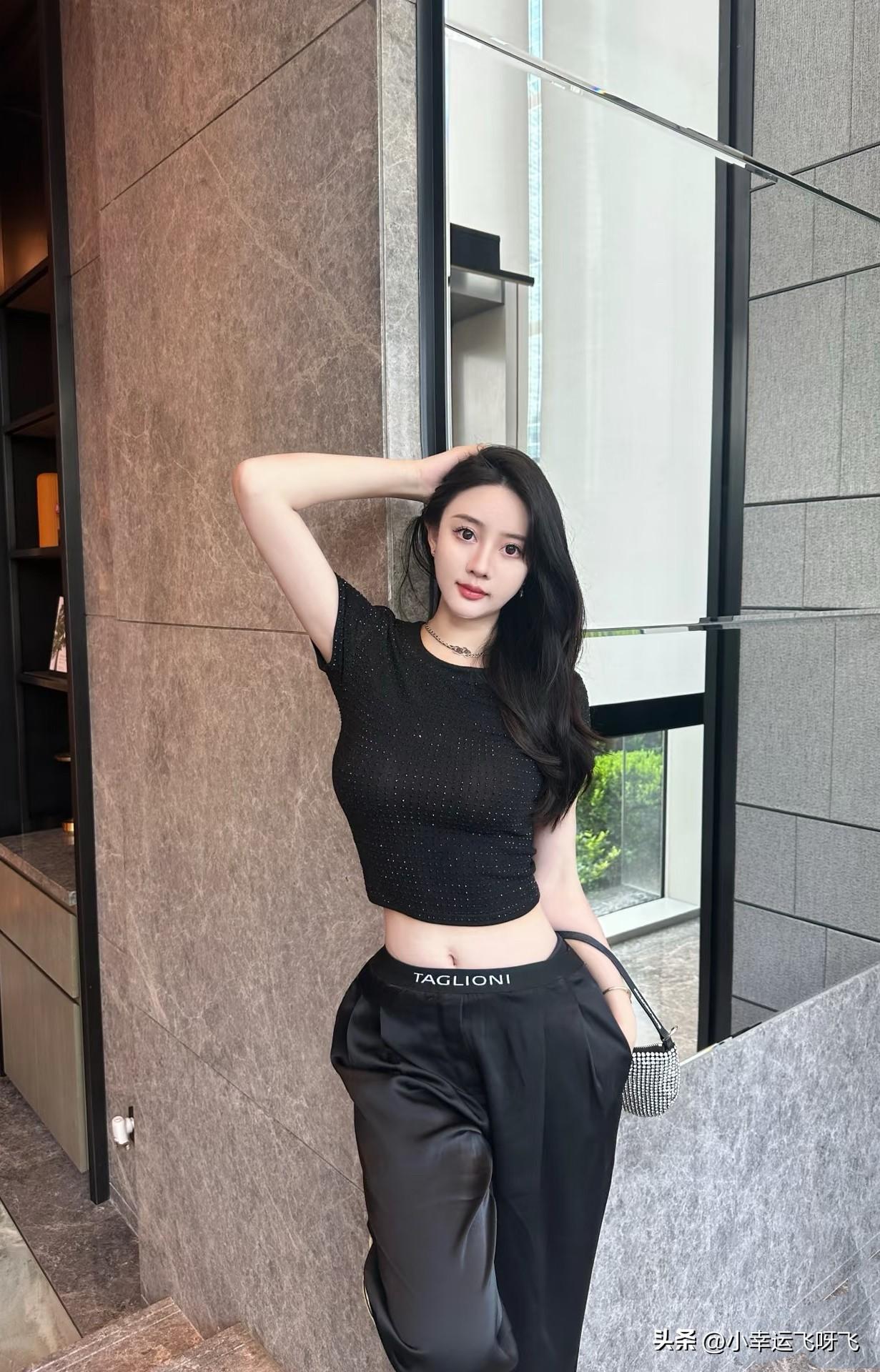 空姐下班都被豪车接走？[what][what]
哈哈哈，别人不知道，接走小幸运的