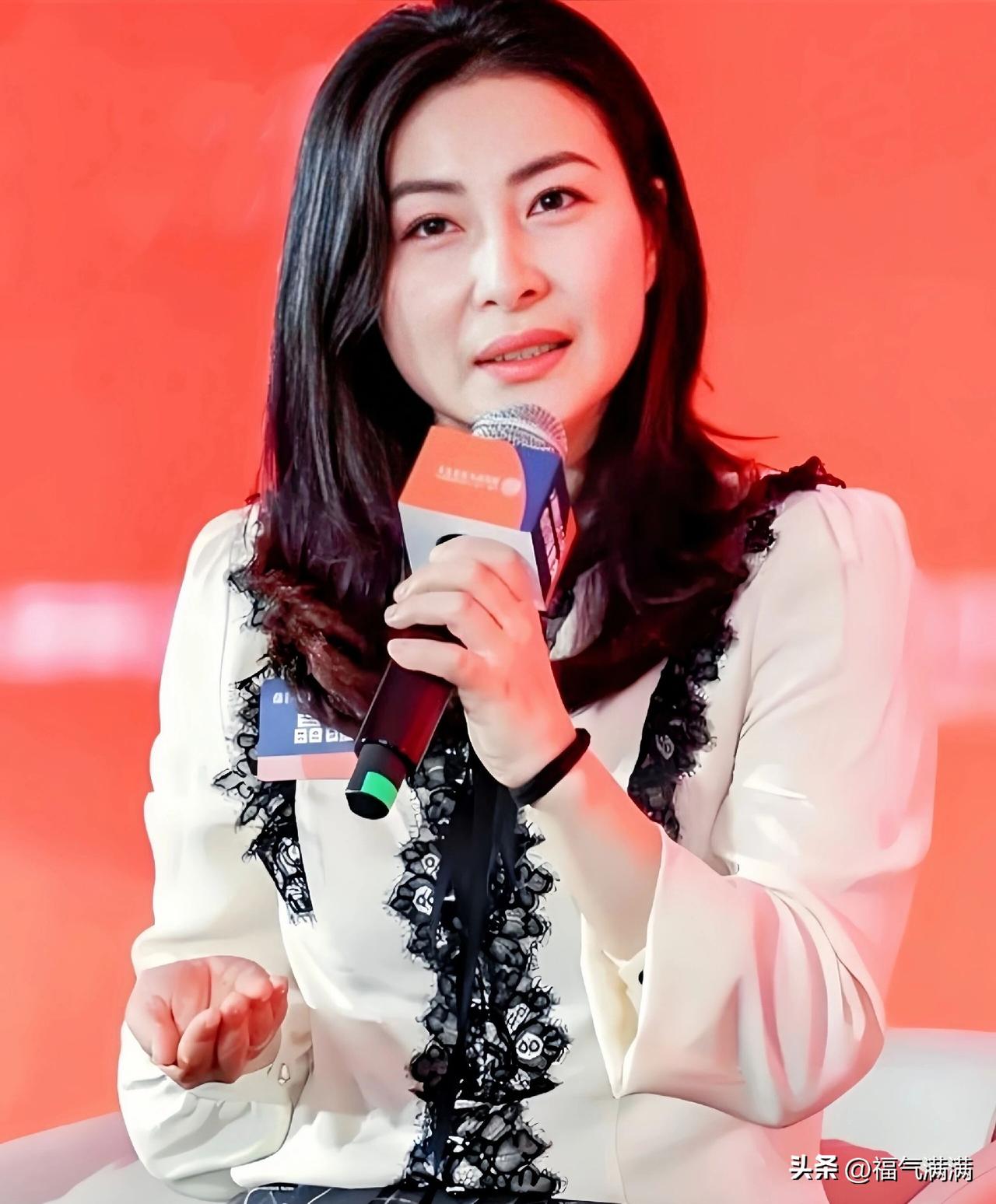 全网都在猜为什么是郭晶晶出面，
其实霍震霆早把答案摆在那儿了。
去年奥运健儿访港
