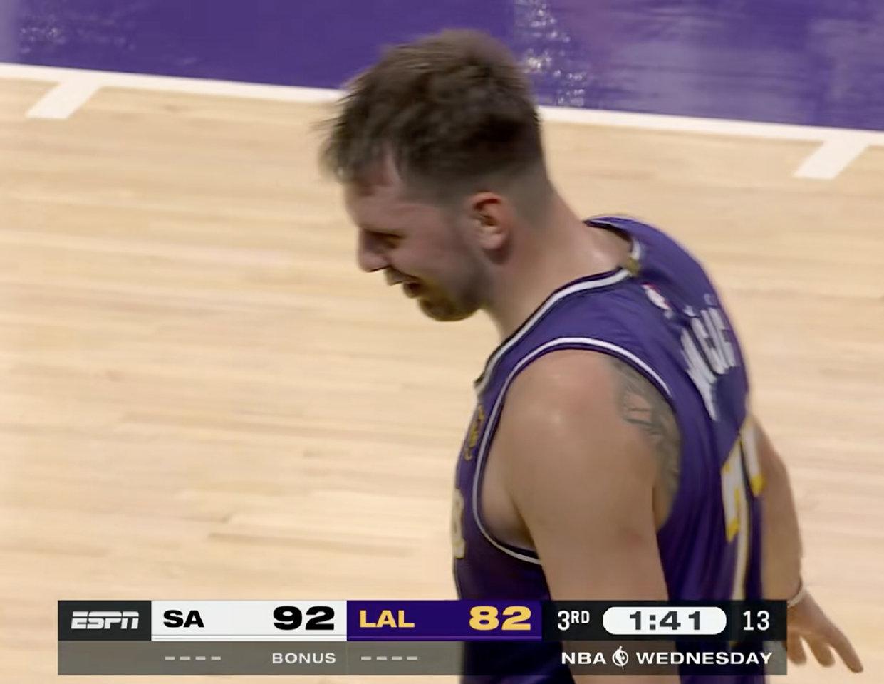 由于罚球太多，这场11点开始的比赛，估计要打到2点。
三节结束，湖人88-96马