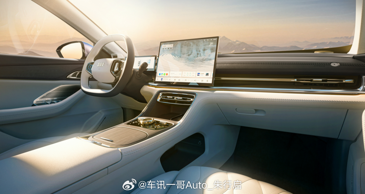 吉利银河A7纯电版官图发布，新车定名A7 EV，定位中型纯电轿车。新车申报了单电