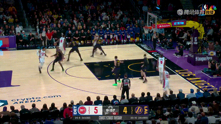 湖人老将詹姆斯真是太让人惊叹了！在今天湖人主场迎战活塞的比赛中，当时比赛进行到了