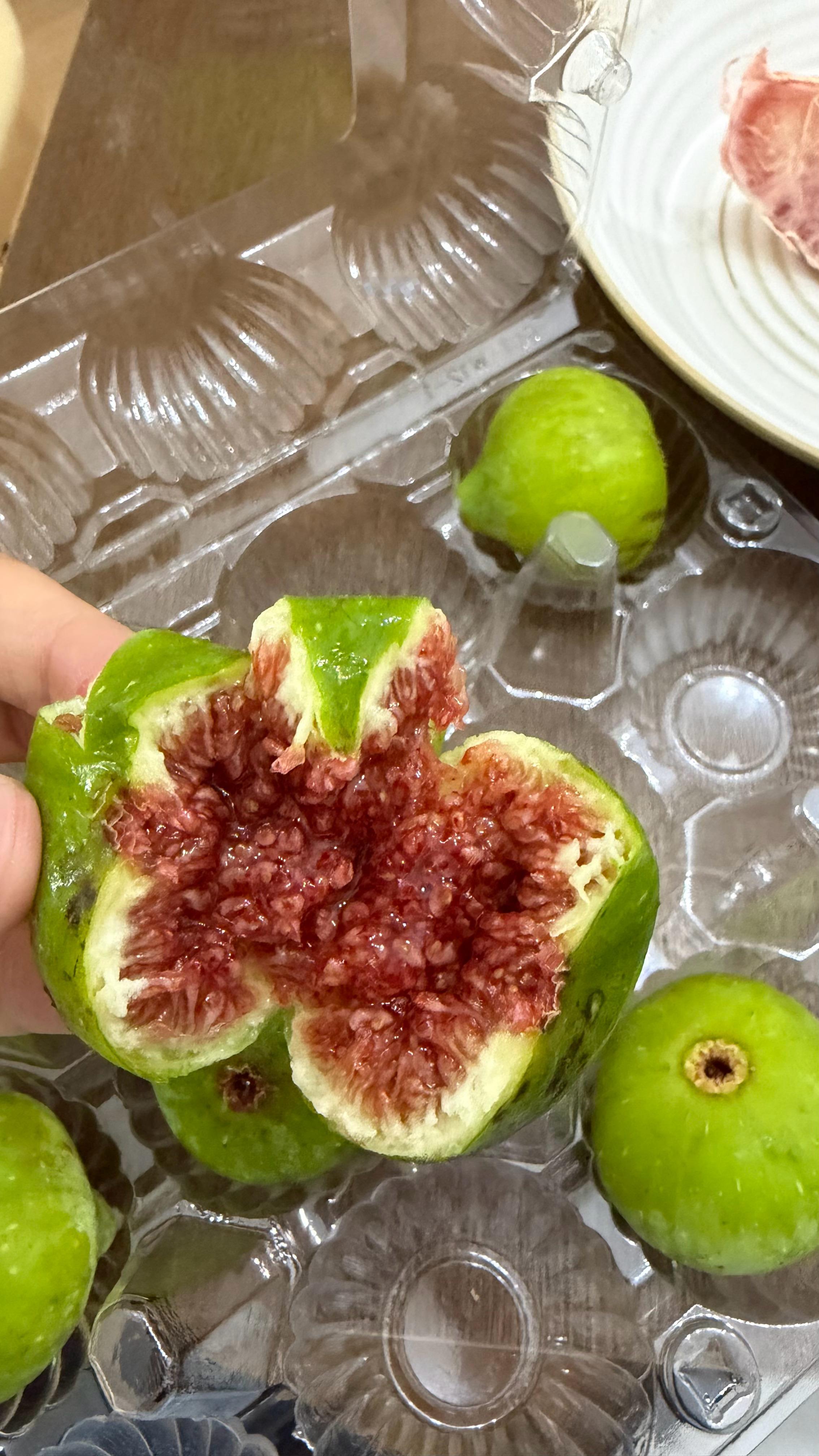 我发现无花果多放两天蜜会更多啊，而且冰了更好吃了！！！ ​​​