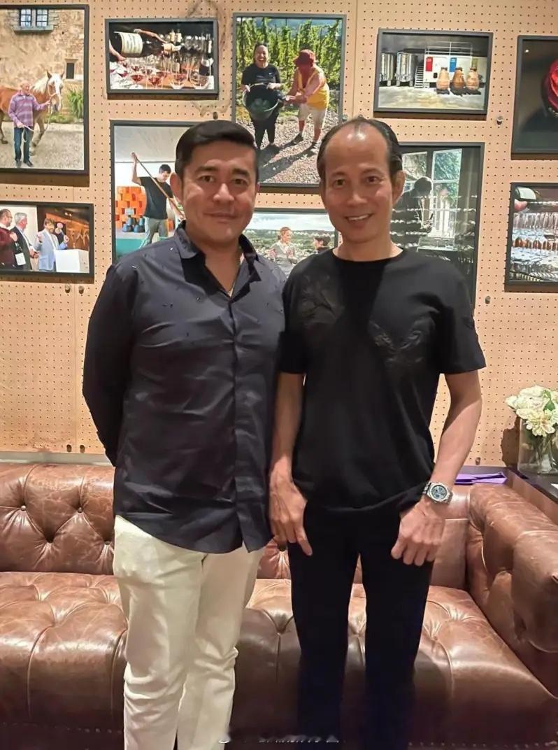 关之琳为53岁弟弟庆生，姐弟罕同框长得很像，弟弟浓眉大眼仍俊朗 