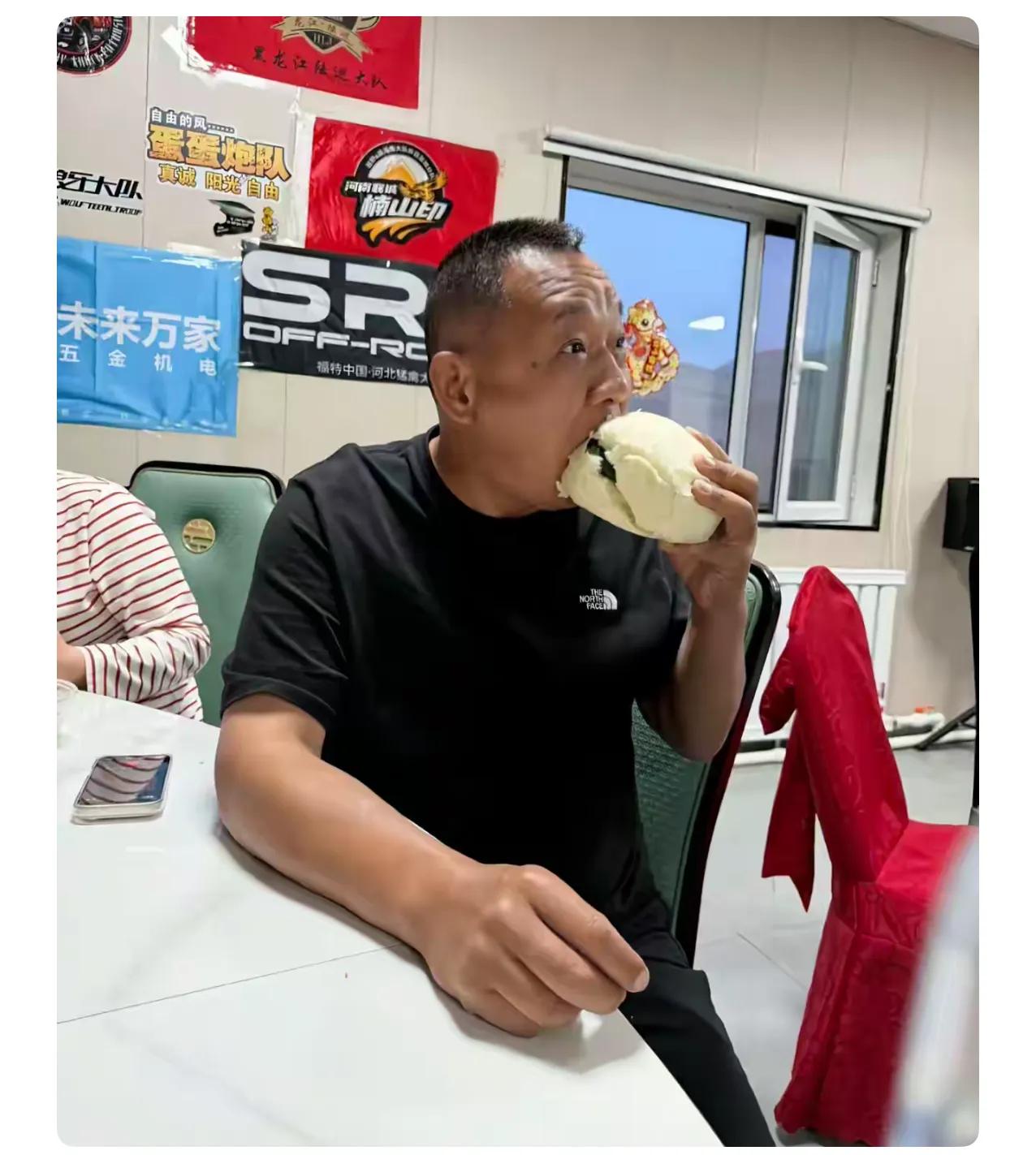 什么叫修养，这就是修养。

修养，就是见微知著，懂得体谅小人物的不易；钱多，不代
