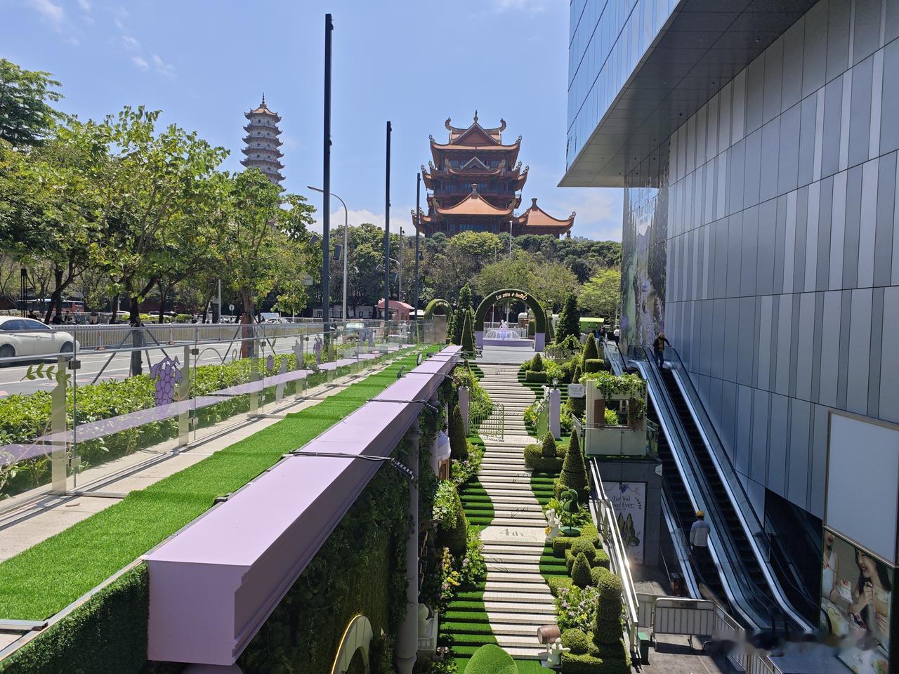 福州万象城又来绝美新展啦！沉浸式闯入温柔治愈的意式庄园浪漫秘境。
盛夏氛围感拉满