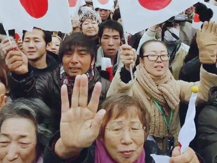 被政治绑架的日本：经济萧条与保守势力抬头的恶性循环
 
当下日本经济深陷结构性困