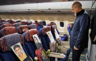 伊朗这招太狠了，在去谈判的飞机上，代表团什么都没往飞机上装，每个座位上都放了因为