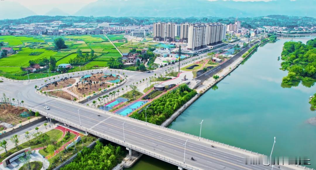 金秋时节，汉中滨江体育公园里成群结队的市民或漫步于公园步道，或随着音乐起舞，或借