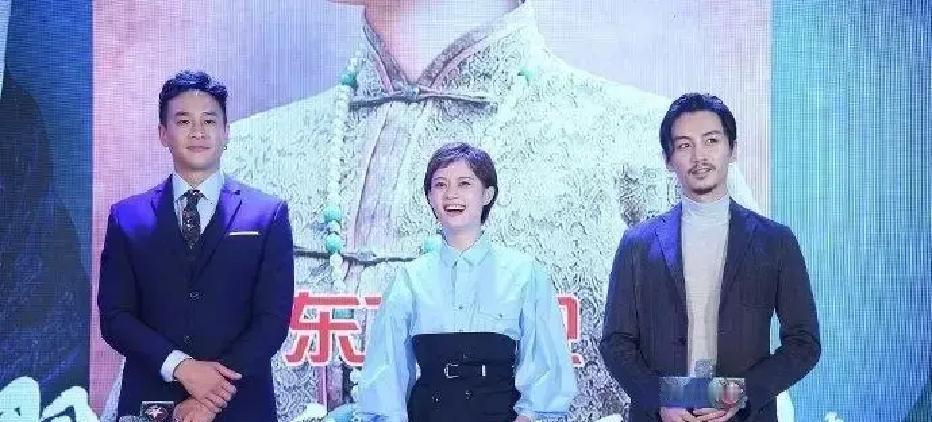 165cm的孙俪，在红毯上“输”了吗？
她踩着10cm高跟，总身高飙到175cm