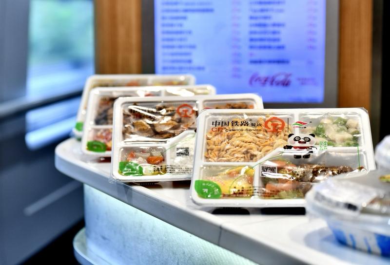 高铁盒饭里的木耳被质疑发霉，结果高铁回应说是白背黑木耳，这操作也是让人有点无语。