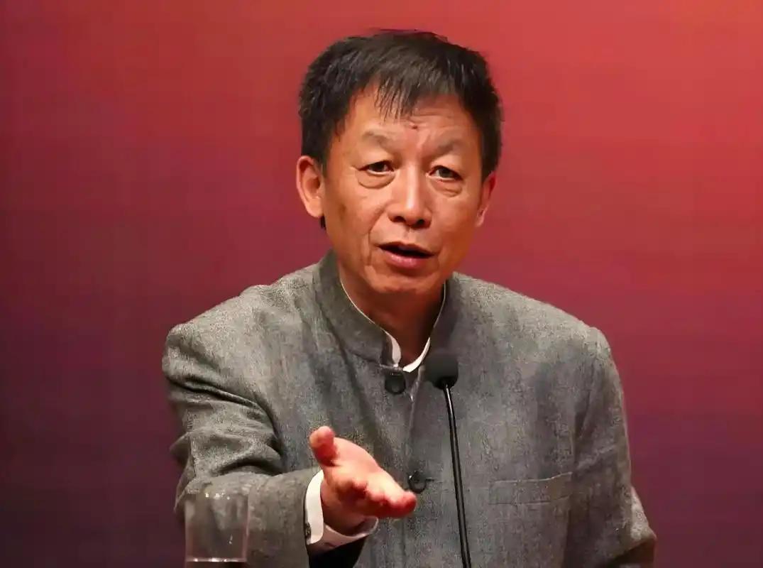 易中天走的时候，
说武大的天气不好，
现在一想，完全明白了！

易中天在武大教书