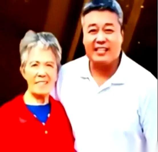 我们要聊的这个男人，叫唐健。现在他站在青岛步行街一个4平米的铁皮档口里，手里拿着