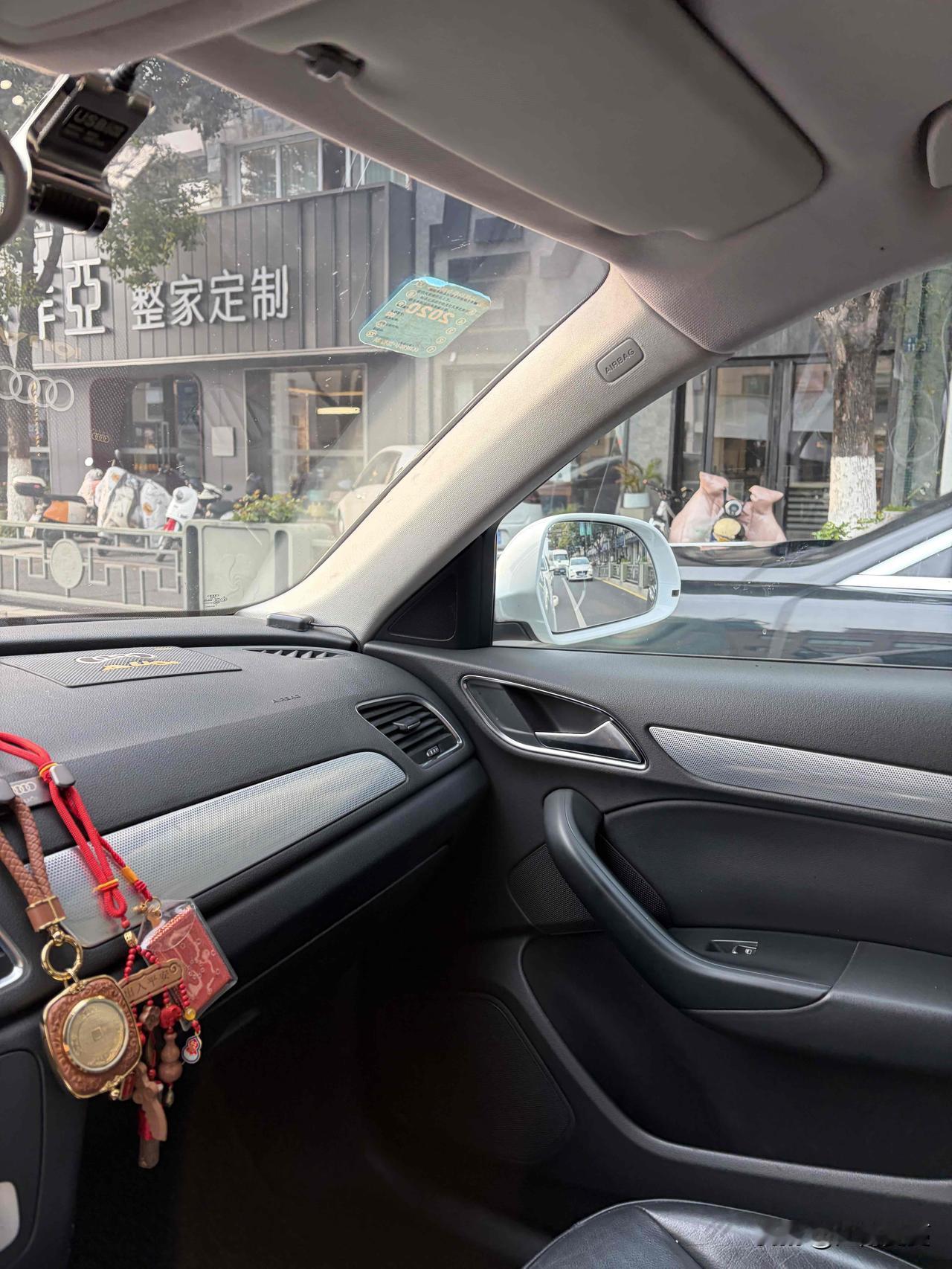 开车路上，隐约看到前面一辆皖P车牌，然后看车标是个大字的“R”，那不是劳斯莱斯小