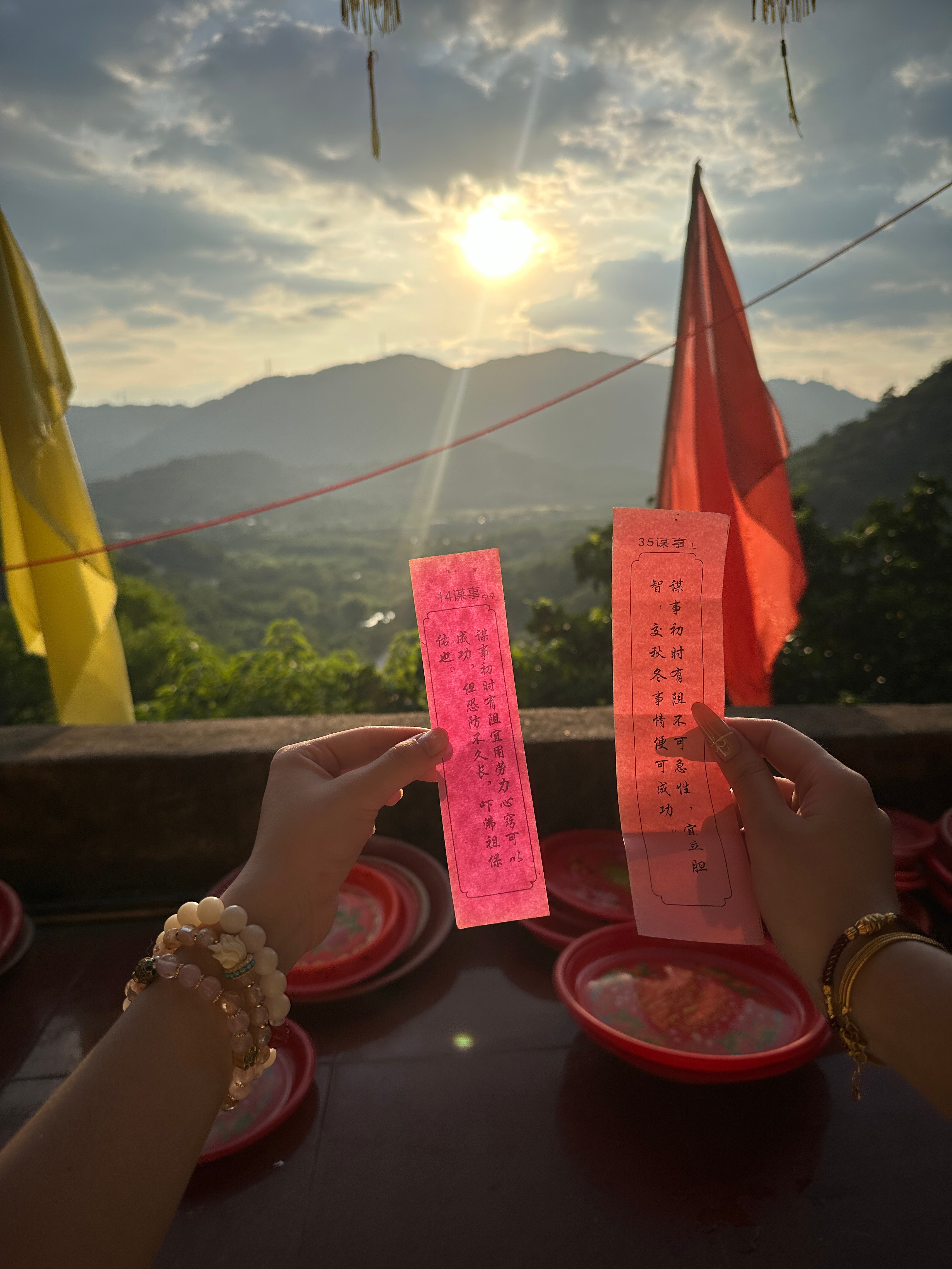 在上进和上班中 选择去上香🙏🍃 ​​​