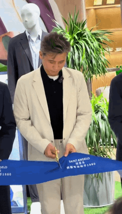 李乃文剪彩没跟上，剪完还扔地上了，接这种活都不查一下做功课的吗，甚至东西掉地上都