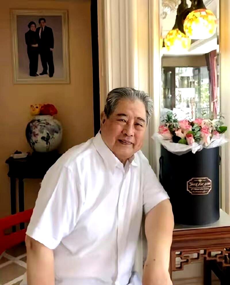 翻到一张旧照时，许多人会猛地一颤——这不就是当年《哥俩好》《林海雪原》《战上海》