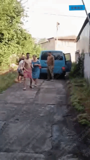 敖德萨地区，征兵办盯上了一位59岁的中老年人，已经把他控制了，但是家人邻居一番努